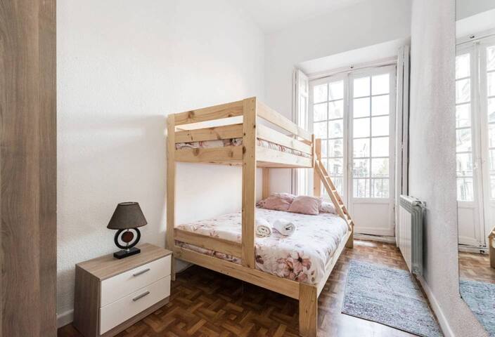 5 BEDROOMS IN THE HEART OF MADRID gallery image 2