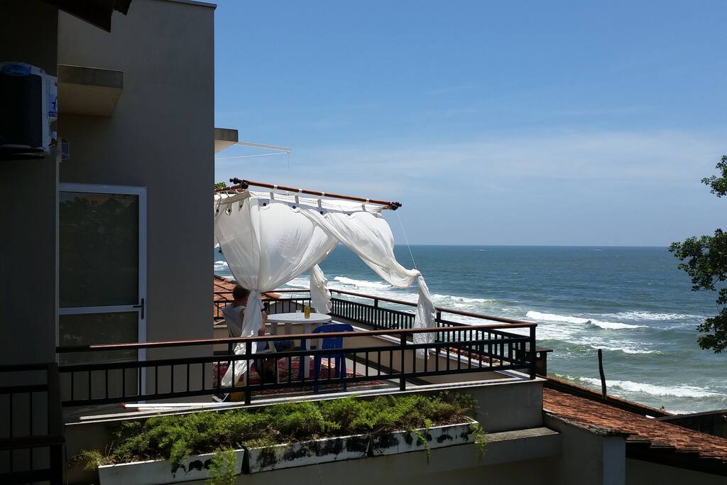Lounge externo. Vista dos quartos de hóspedes.