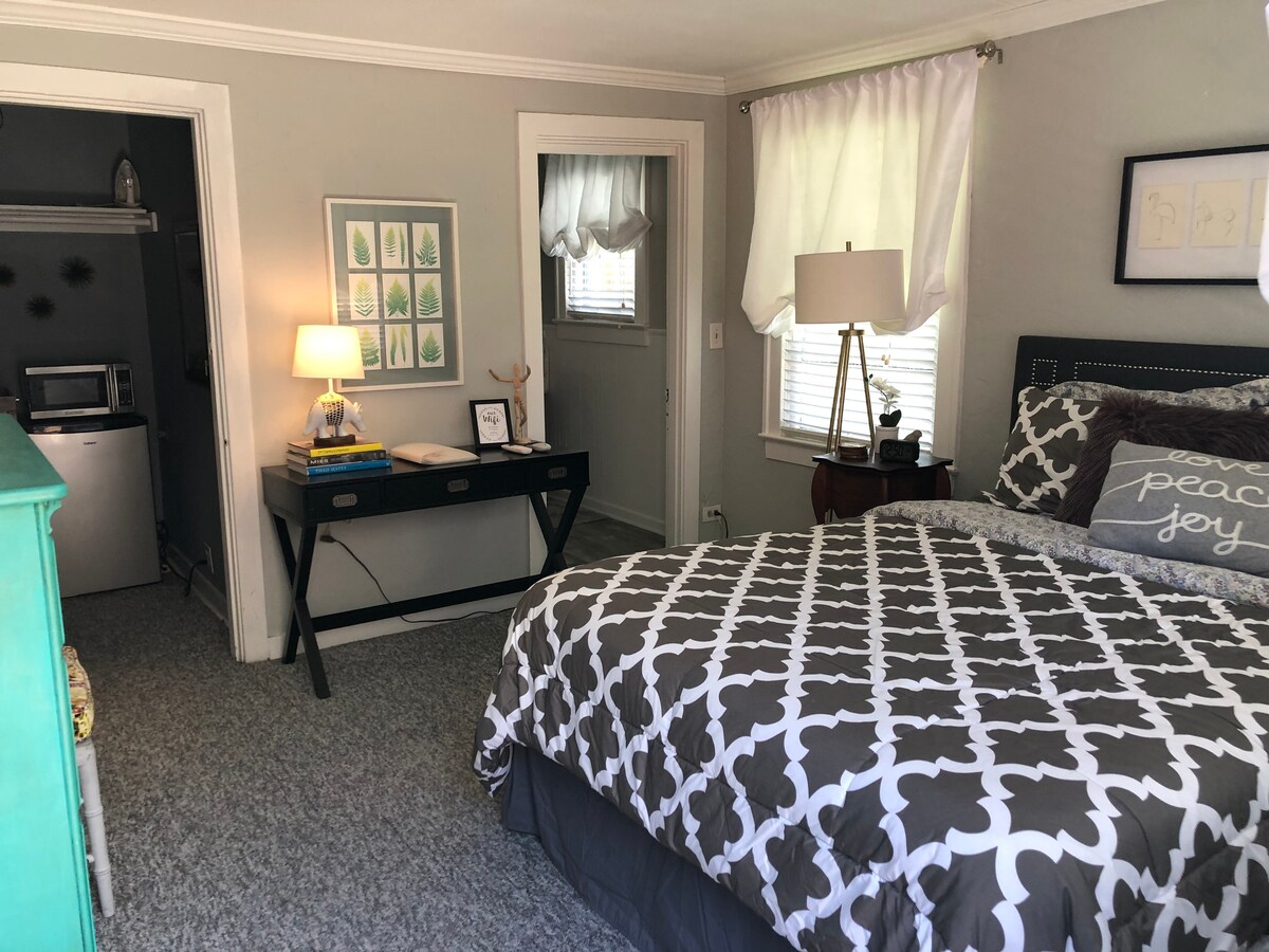 Entrée mène à la zone principale de la chambre