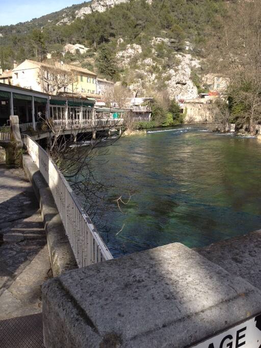 vu sur la rivière bordant les restaurants non loin de la maison