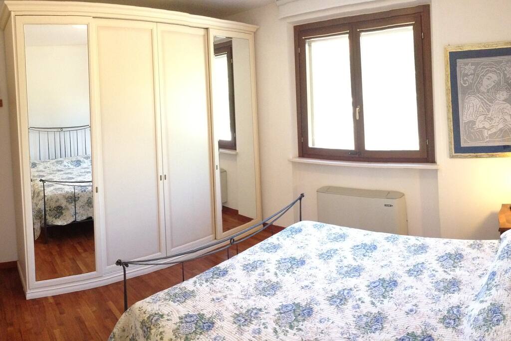 Camera matrimoniale con tv lcd 22' e aria condizionata