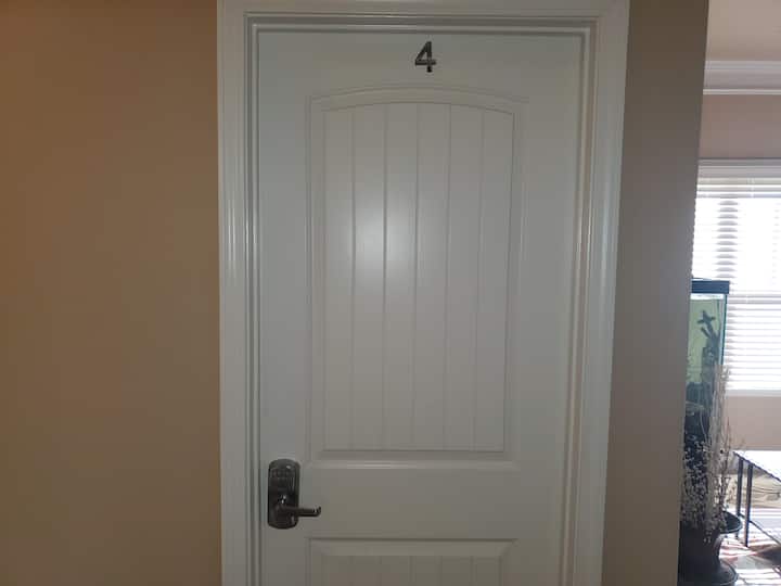 La camera da letto n °4 si trova al piano superiore a destra. 