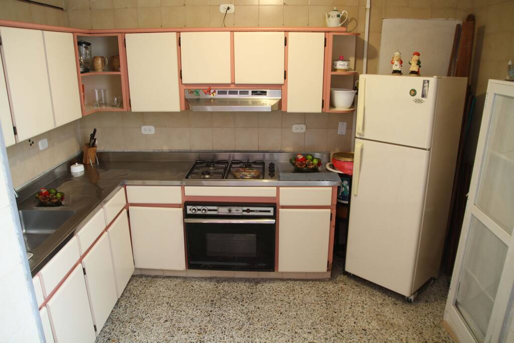 Cocina compartida con dos huespedes
