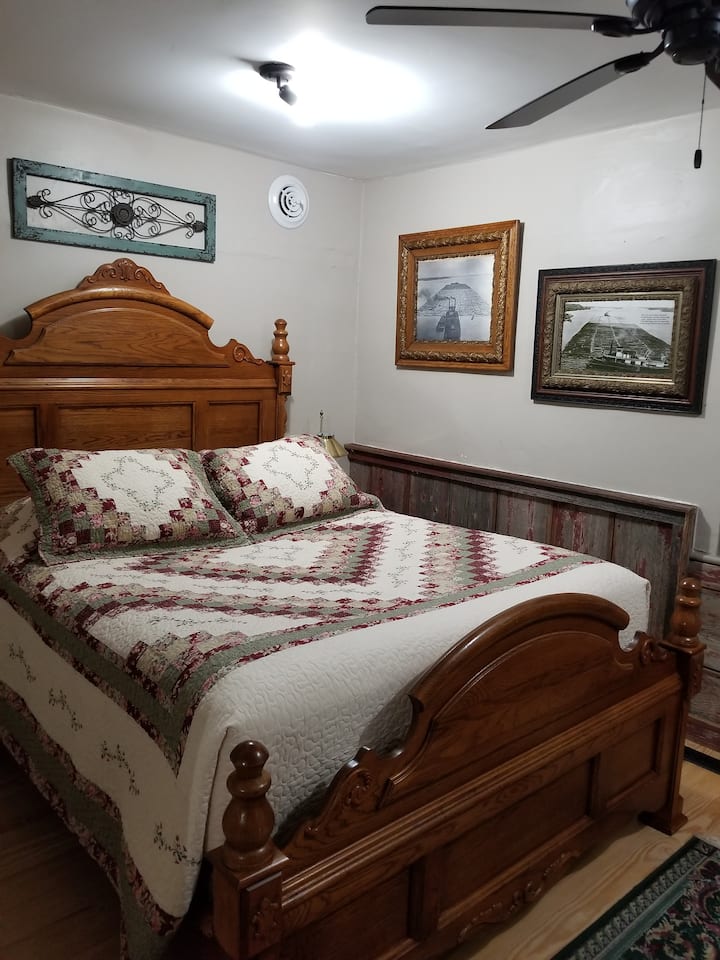 Master bedroom queen bed