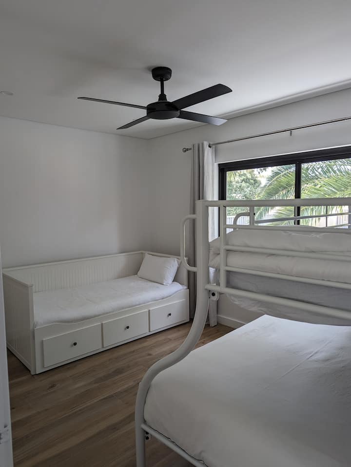 ห้องอ่านหนังสือชั้นล่างและห้องนอนที่อบอุ่น 