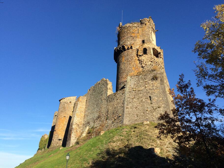 face au château de Tournoël