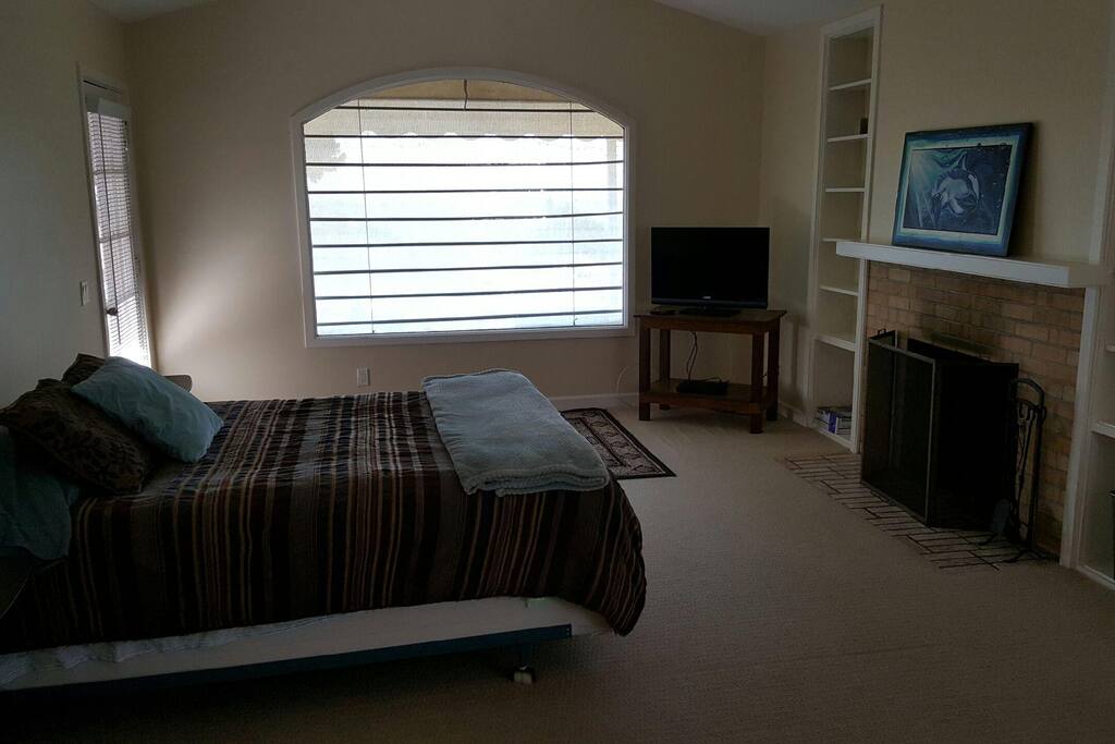 Queen bed plus blow up. Window facing pool and Coast. Amazing sunsets!!!