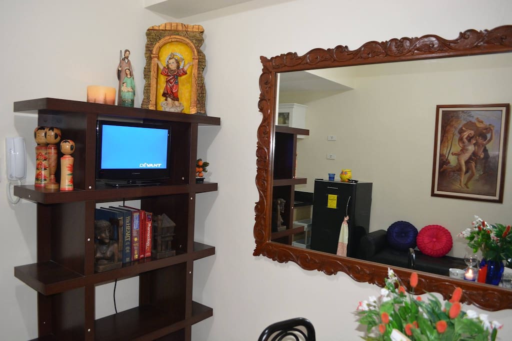 TV WITH BIG WALL MIRROR