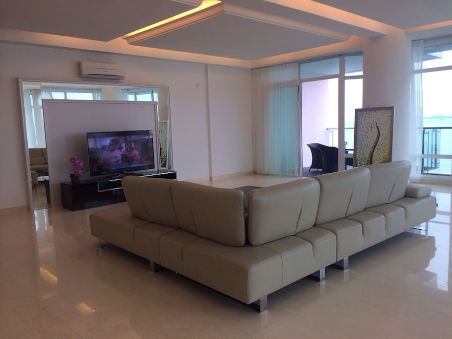 Very spacious hall overlooking Gurney sea