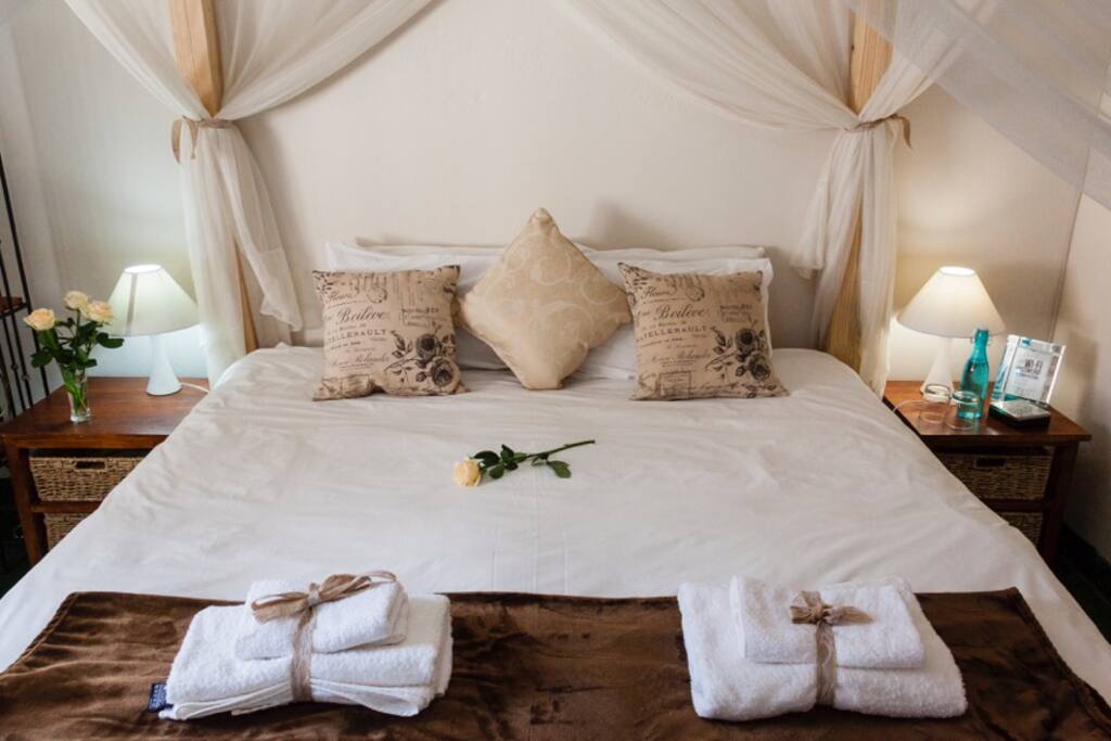 Four Poster Kingsize Bed