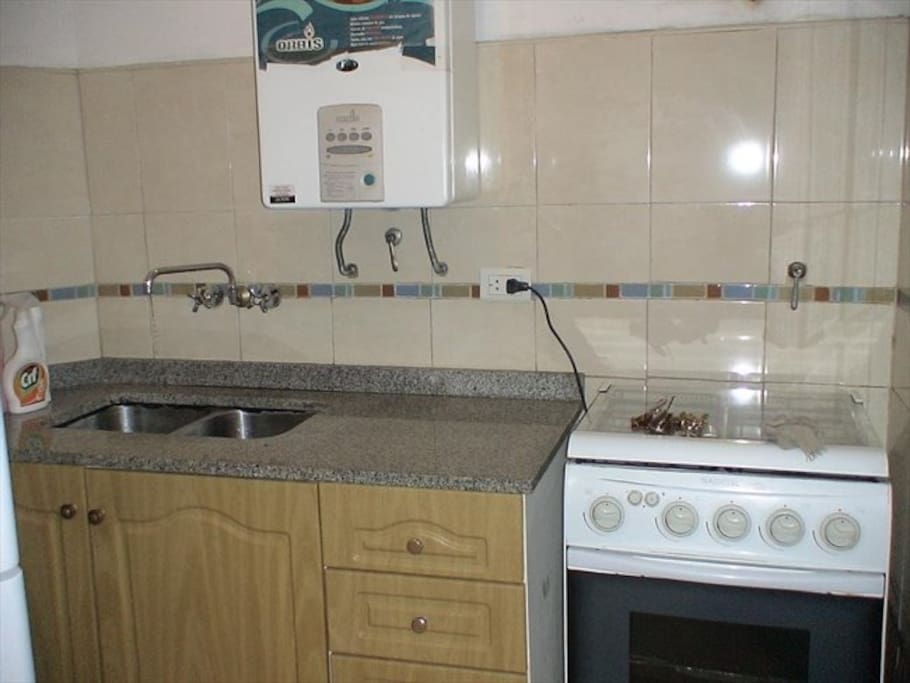 Cocina equipada con vajilla, nevera microondas¡