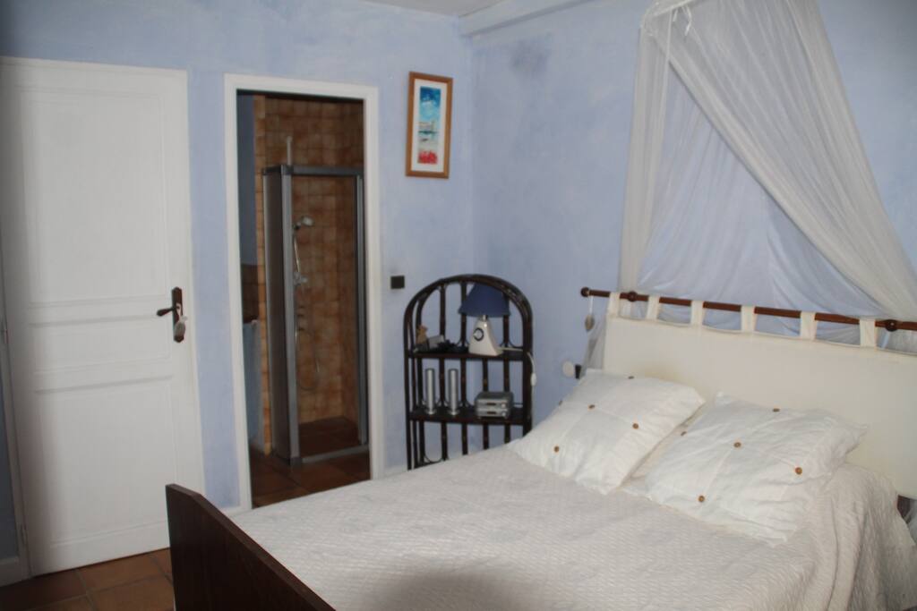 chambre avec fenêtre donnant sur patio intérieur