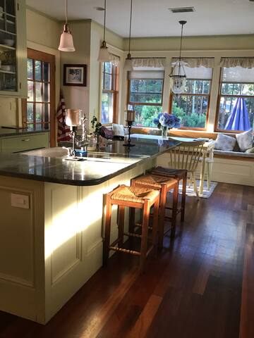 House on Narragansett Bay sleeps 10, 2&1/2 baths gallery image 2