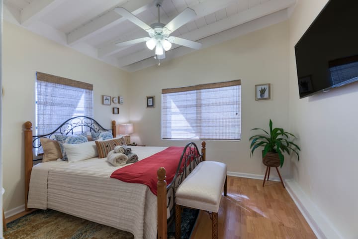 חדר שינה שני עם מיטת קווין סייז ו -55אינץ' LED 4K UHD Smart Android TV