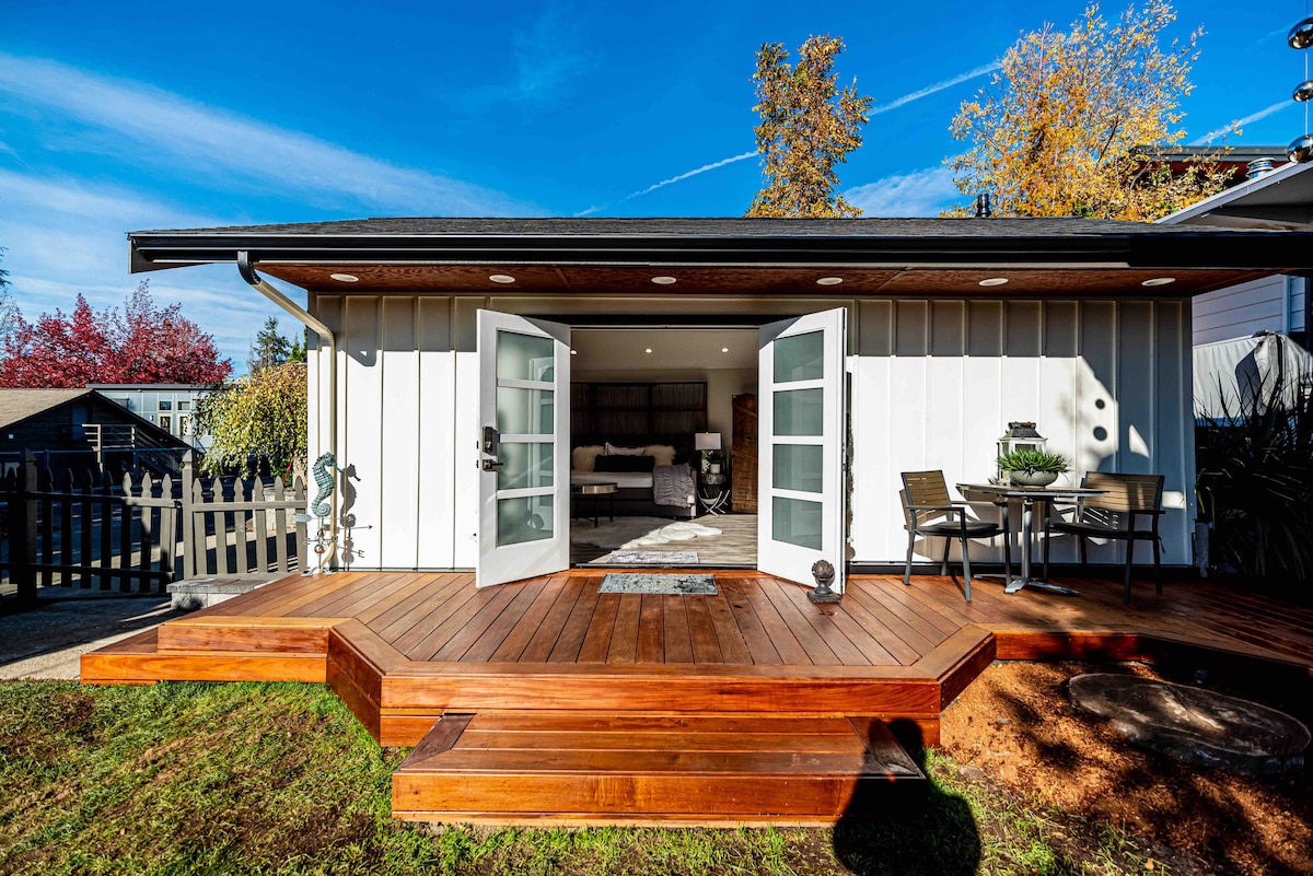 Guest cottage with king bed, kitchenette, and 3/4 bath