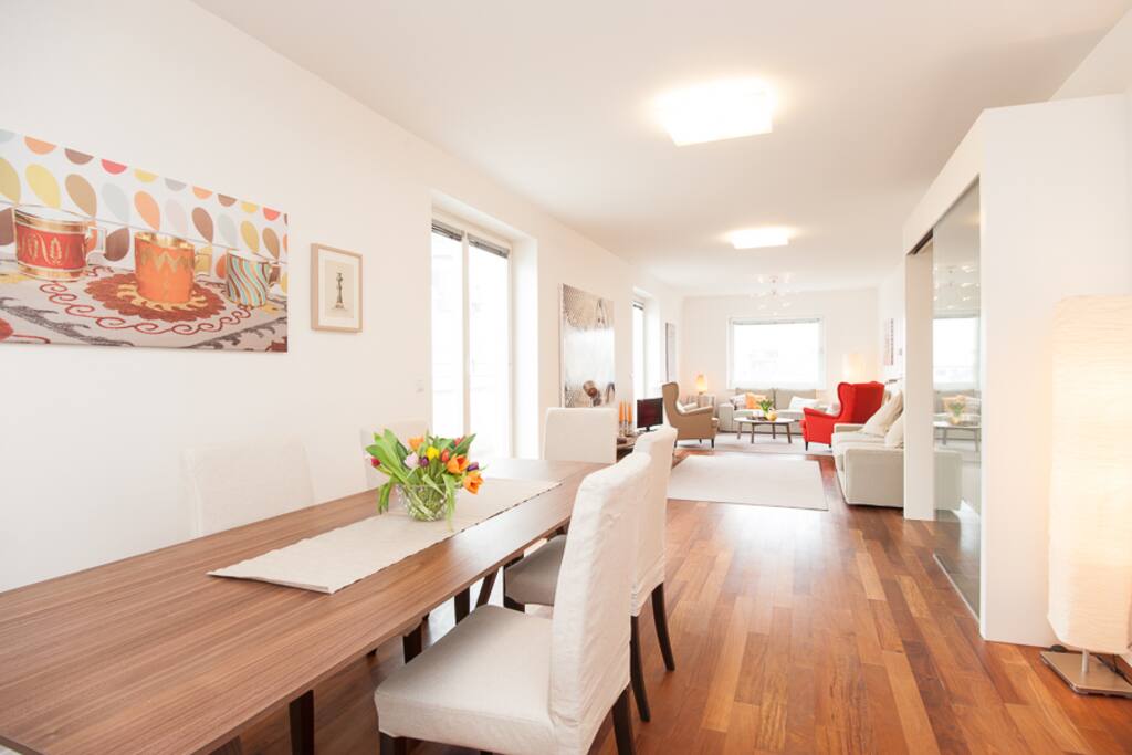 Wohnzimmer mit Essbereich / Living room with dining area