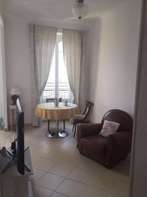Living room / dining room w TV