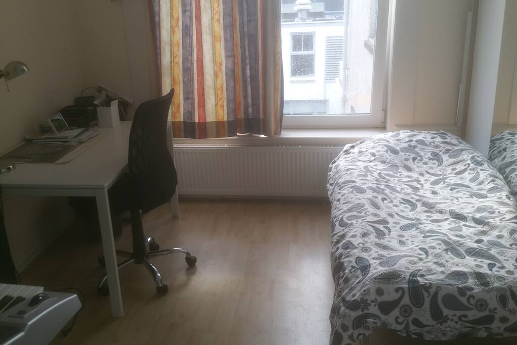 Slaapkamer 1. Groot Raam en Bureau en muur om op te schrijven