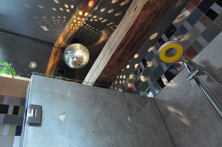 Wonderful central loft apartment gallery image 5