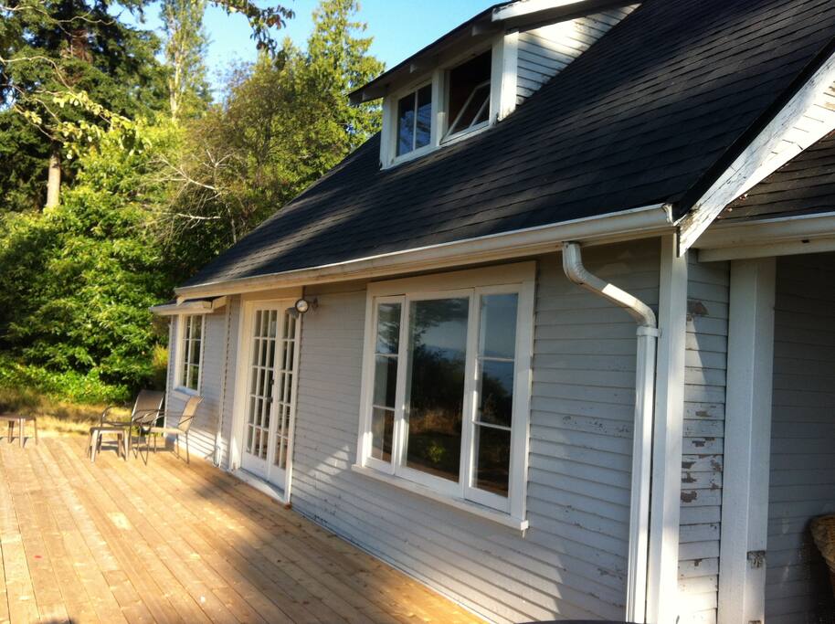 Deck overlooking beach perfect for meals