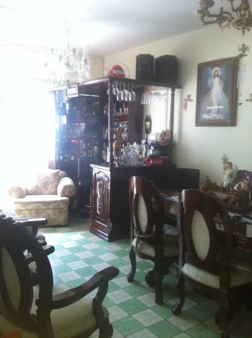 area de sala y comedor muy comoda y bonita.