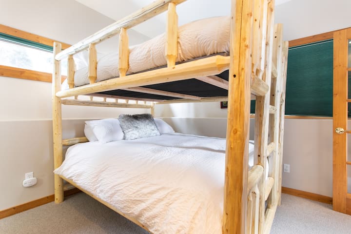 2: a våningen queen eller queen våningssäng, eget badrum, mörkläggningsgardiner 