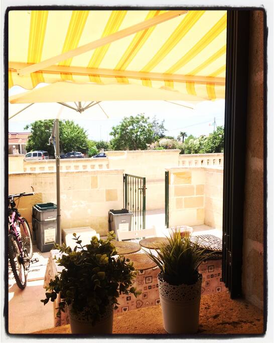 Vista sul patio e sul verde intorno al residence