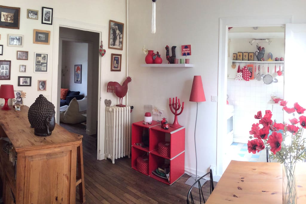 Salle à manger donnant sur petite cuisine fonctionnelle tout équipée