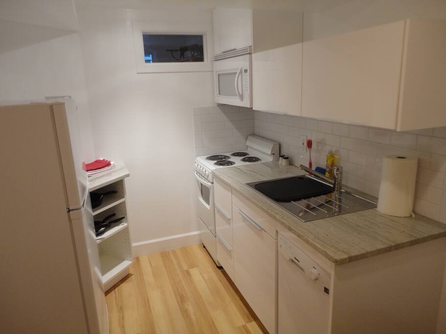 Small but complete kitchen. You can cook complete meals here.