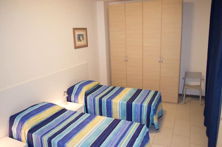 ห้องนอนเตียงเดี่ยวชั้นล่าง