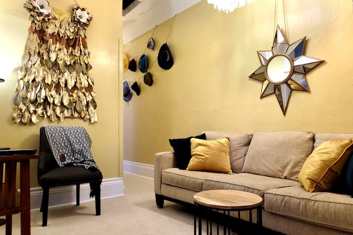 Lovely Mid-city 2-bedroom - Metairie, LA