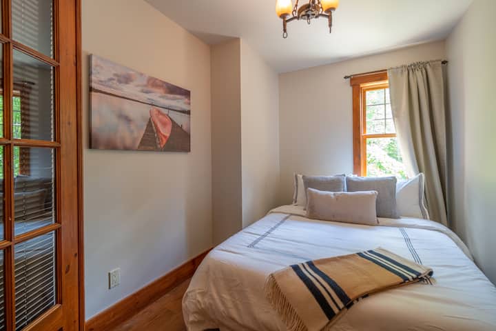 This is the last bedroom on the main floor. Smaller, but all the privacy you need. 