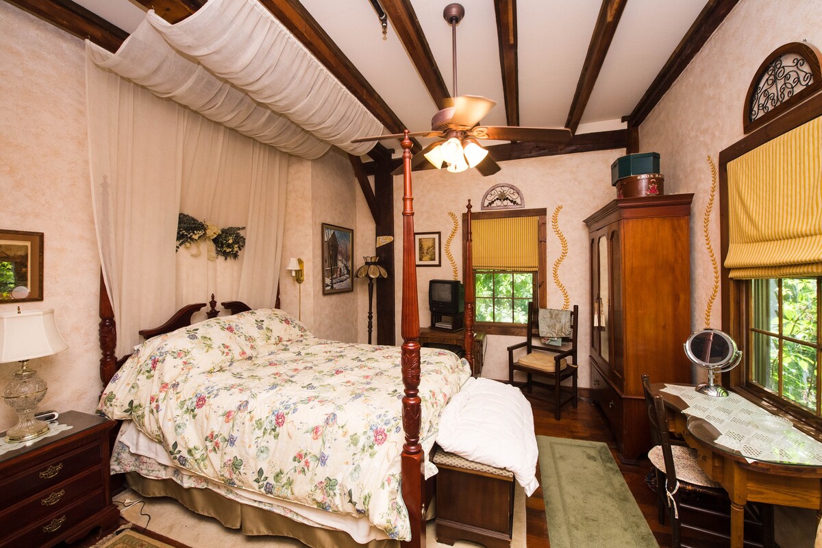 סוויטת קווין סייז שלנו בקומה השנייה עם אמבטיה מלאה ואח. 