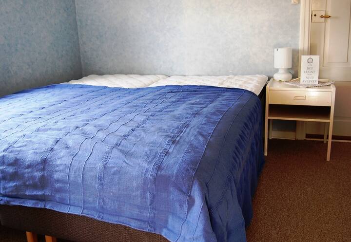 Dormitorio con cama doble