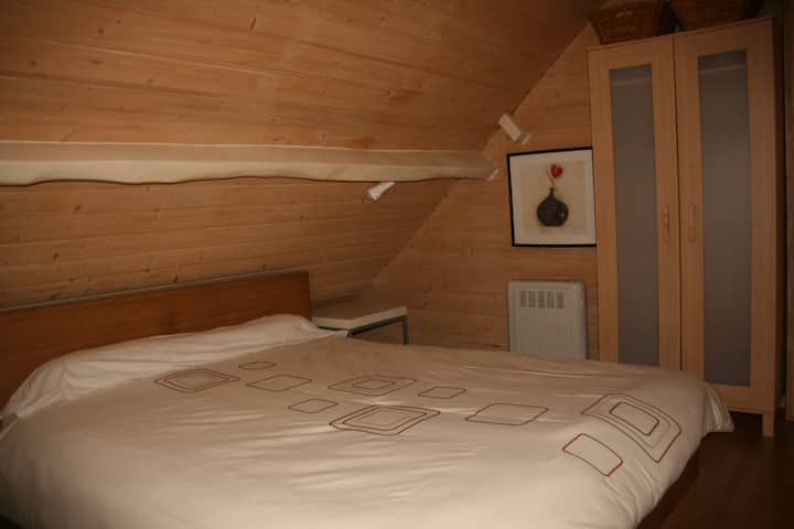 卧室区域超大双人床