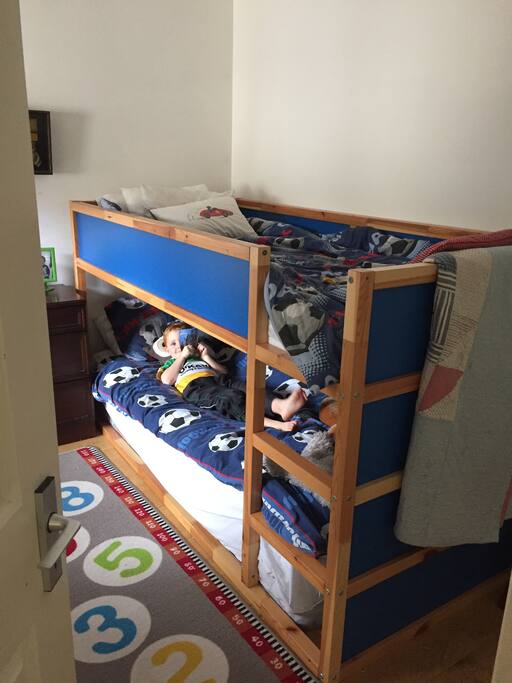 Twin bunk bedroom