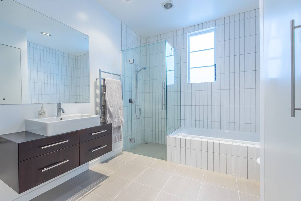 Main bathroom with laundry cupboard