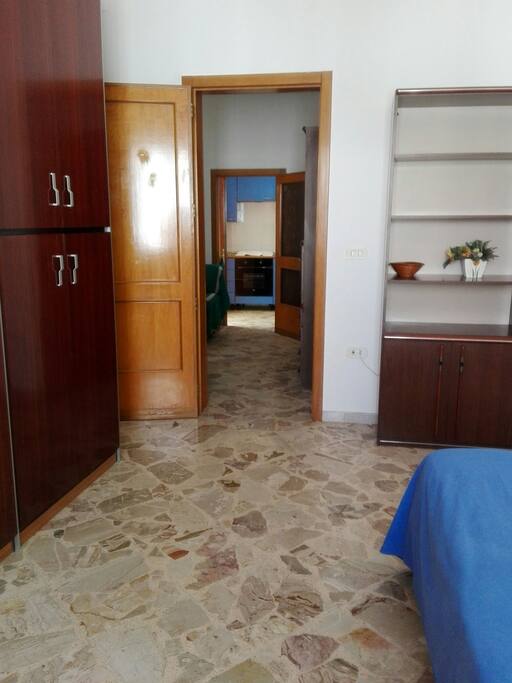 Vista dalla camera da letto verso soggiorno e cucina