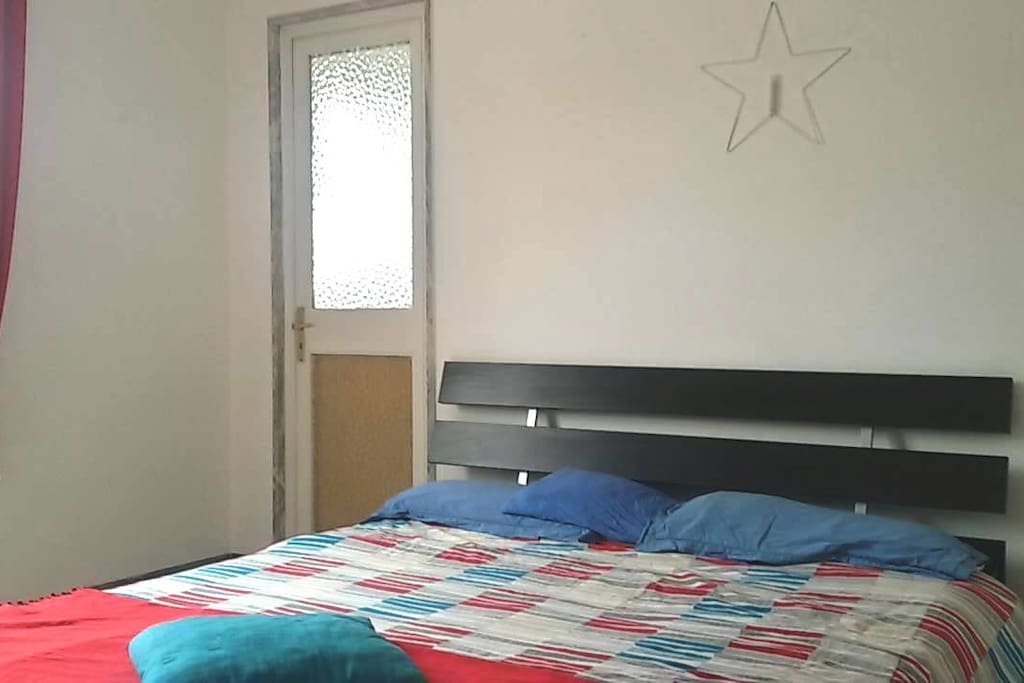 Room king size bed