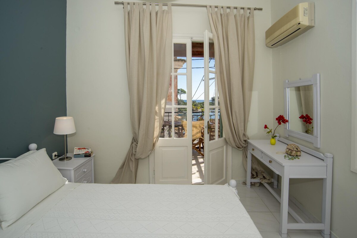 Двойна спалня с пълен изглед към морето