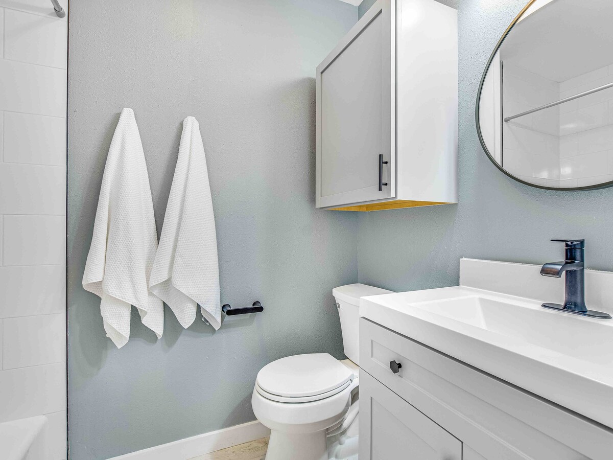 Modern Southwestern 2BR near SoCo
