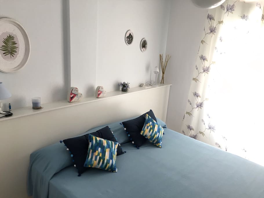 La chambre dispose d'un lit "king size" de 180*200 . Vous pourrez installer vos vêtements personnels dans une penderie spacieuse équipée de cintres. Et si jamais "Monsieur" à trop de "fringues" une seconde penderie équipée d'étagères est à disposition de Madame.. pour elle seule ...! )