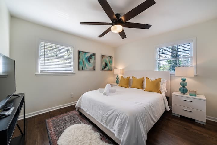 Na katu 2. spavaća soba za goste s jednim bračnim krevetom, dva noćna ormarića i pametnim televizorom.