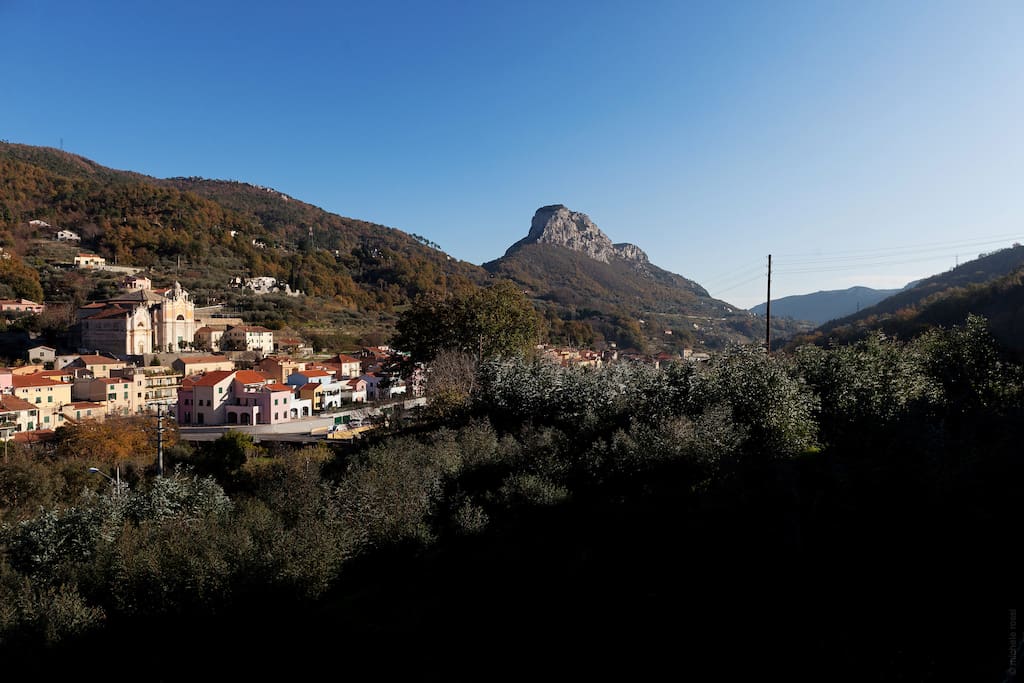 Vista di Calice Ligure con Rocca di Perti
