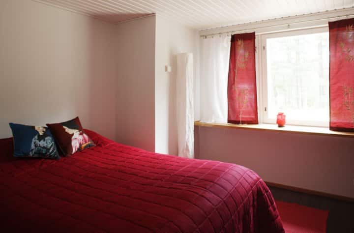 2nd bedroom has a queen bed (photo by Patrik Rastenberger)