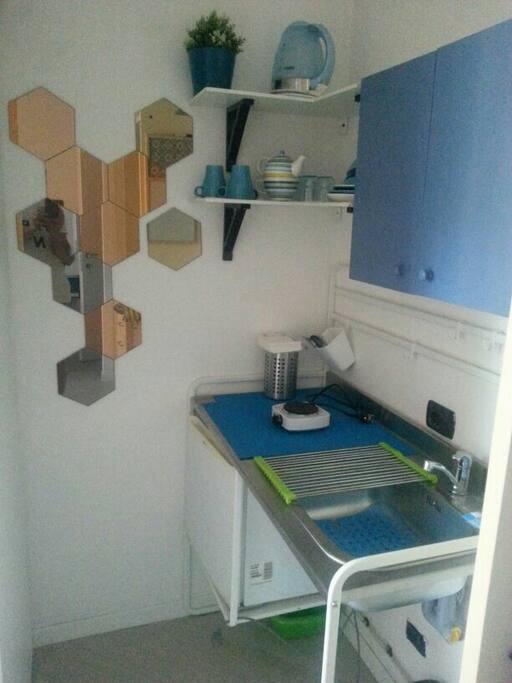 Cucinetta con fornellino elettrico e bollittore
