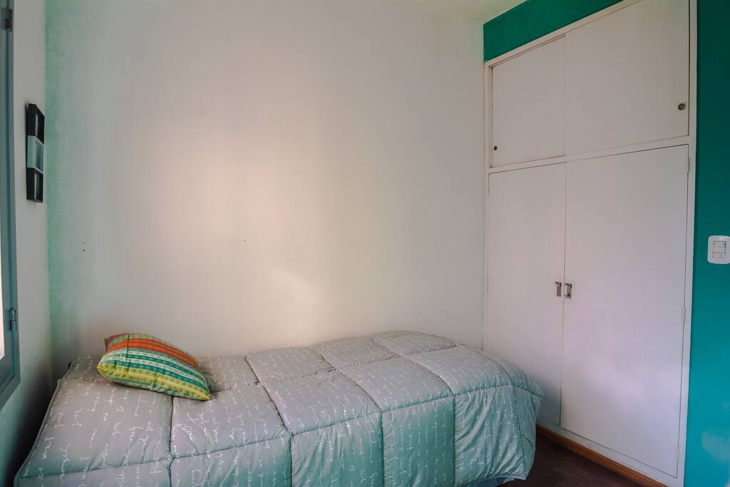 Habitación luminosa y cálida.