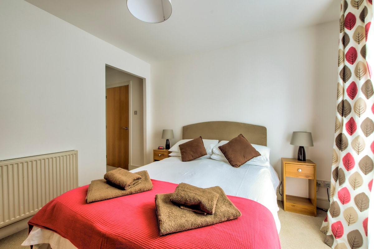 غرفة نوم رئيسية مع خزانات ملابس مبنية