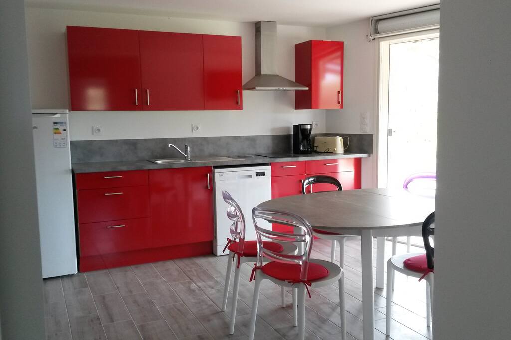 piece à vivre avec cuisine coin repas et convertible