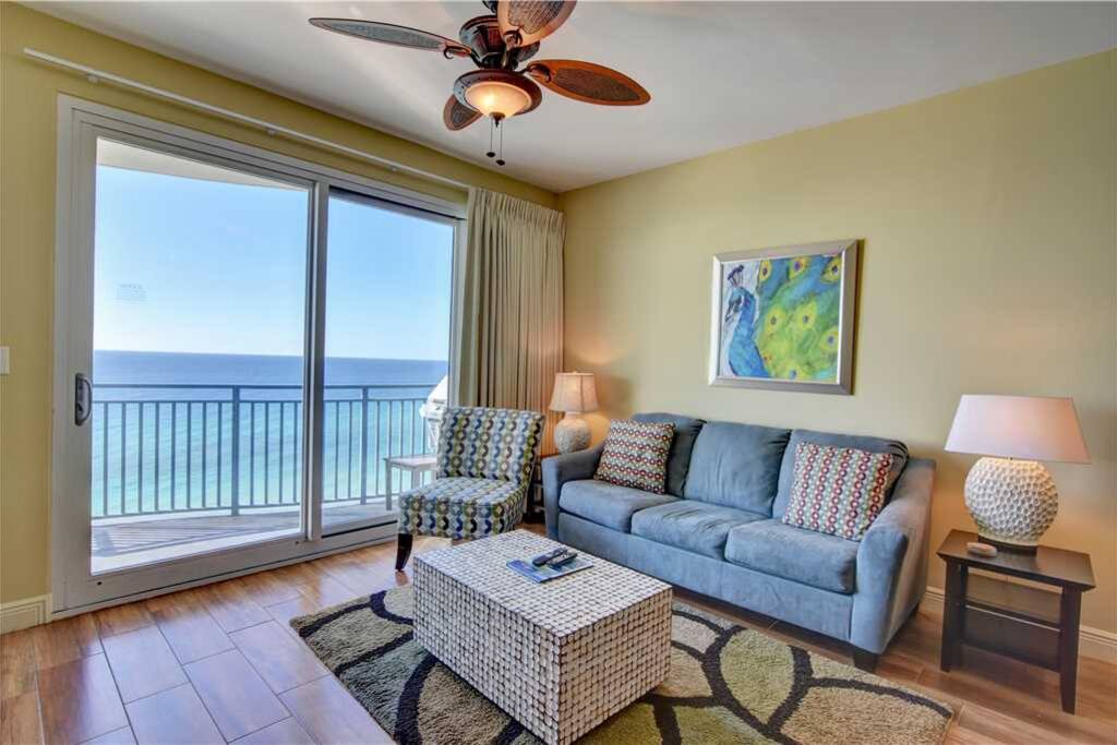 Couch,Furniture,Bedroom,Indoors,Room